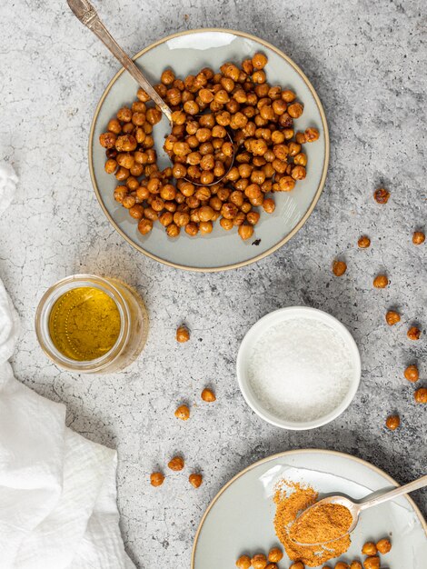 Haricots bruns sur bol en céramique blanche