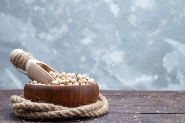 Haricots crus frais à l'intérieur d'un bol brun sur bois rustique brun, haricot haricot cru alimentaire