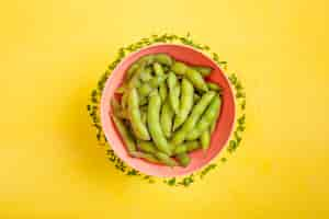 Photo gratuite haricots edamame à plat dans un bol avec de la ciboulette fraîche coupée