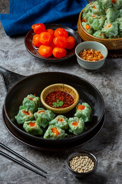 Haricots farcis au porc et aux œufs salés Cuisine asiatique.