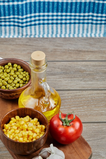 Haricots Et Grains De Pois Verts Dans Des Tasses En Bois.