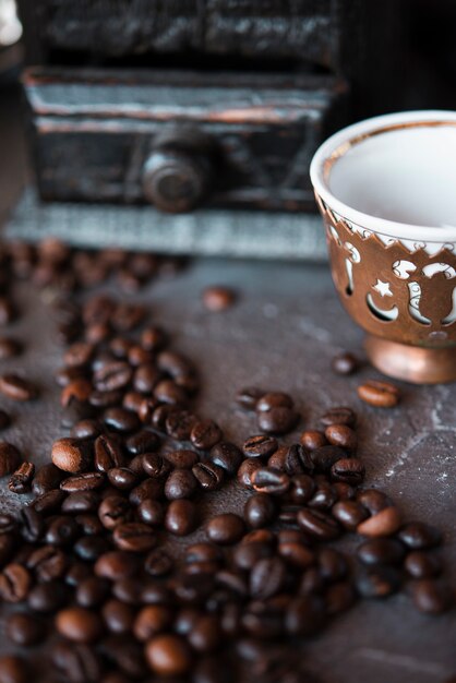 Haricots grillés avec une tasse