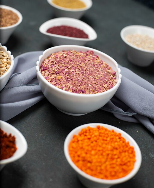 Haricots lentilles rouges et herbes sumakh dans un bol blanc sur la table