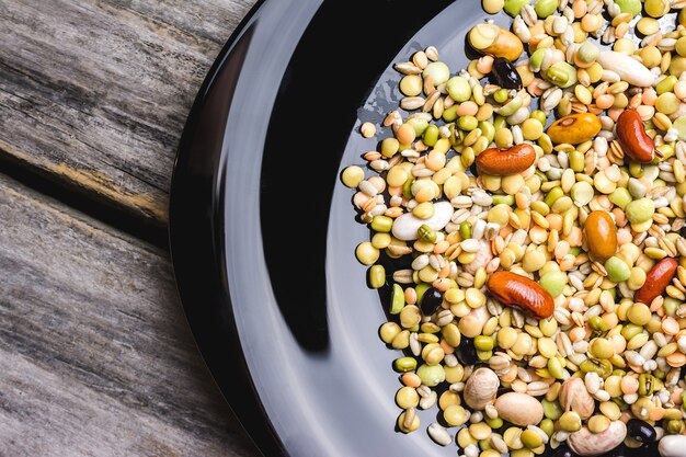 Haricots mélangés dans une assiette