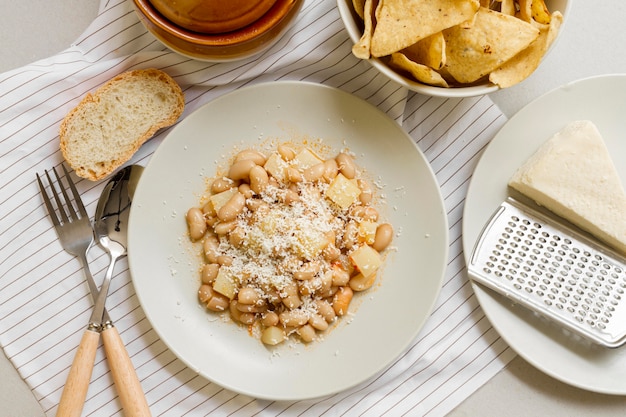 Photo gratuite les haricots plats et les pommes de terre sur la plaque