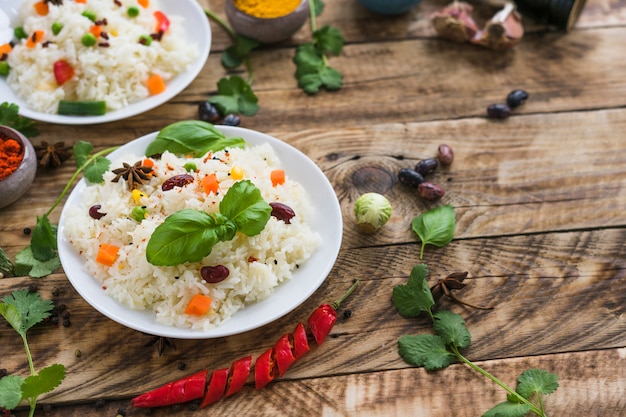 Haricots de riz et de basilic feuilles sur assiette avec des ingrédients biologiques sur la table