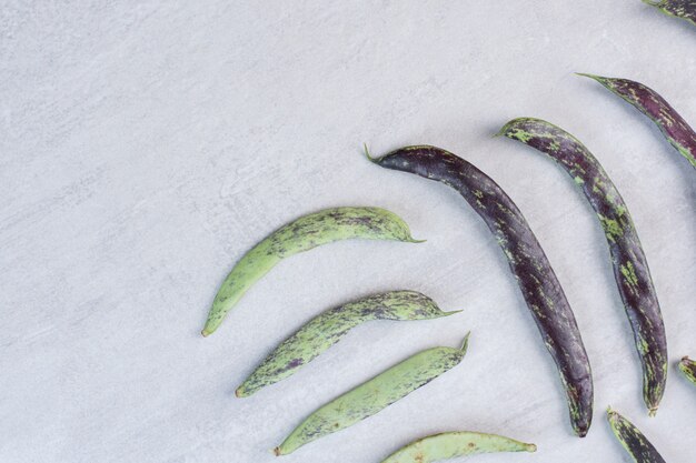 Haricots verts biologiques sur la surface de la pierre. Photo de haute qualité