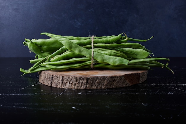 Haricots verts sur fond noir