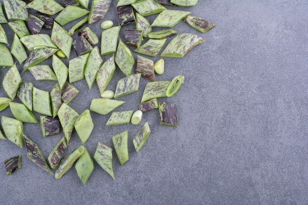 Haricots verts isolés sur fond de béton.