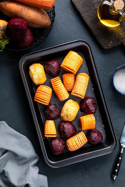 Hasselbeckstyle légumes racines hachés sur un plateau noir