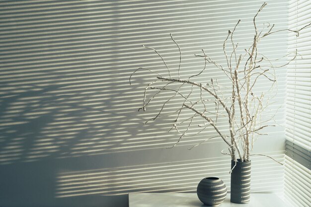 Haut angle de décoration de la maison contre la surface du mur blanc