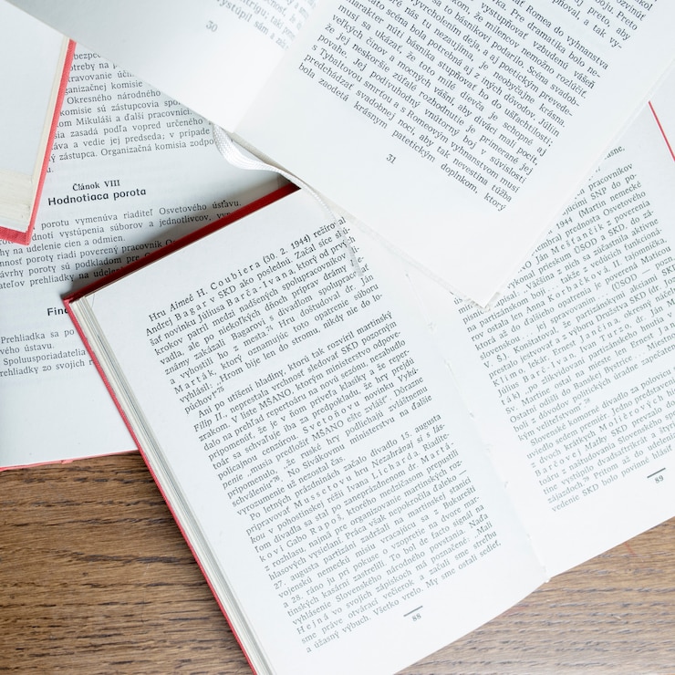 Photo gratuit d'en haut de beaux livres ouverts