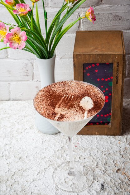 Photo gratuite d'en haut cappuccino avec l'inscription avec vase à fleurs et porte-serviettes en verre à cocktail