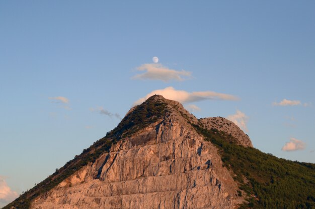 Haut d'une colline sous le ciel clair