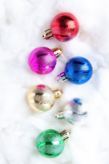 Haut fermer les boules d'arbre de Noël sur fond blanc