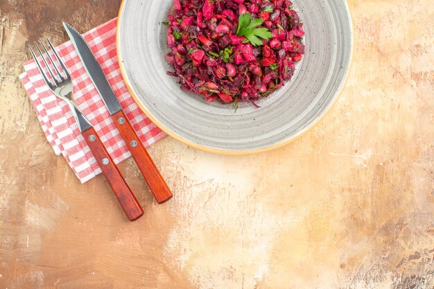 Haut de la page vue rapprochée d'une assiette d'une salade rouge sur un backgorund en bois