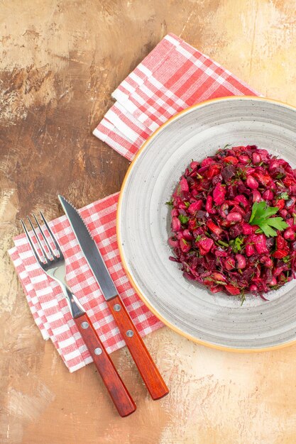 Haut de la page vue rapprochée d'une assiette d'une salade rouge sur un backgorund en bois