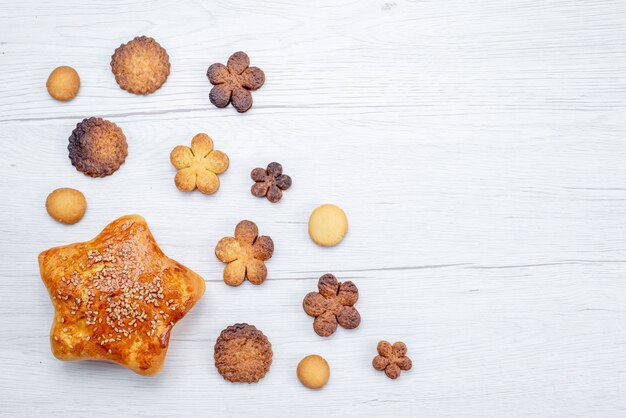 Haut de la page vue rapprochée de délicieux biscuits sucrés différents formés avec des pâtisseries cuites au four sur un bureau léger, biscuit biscuit sucre sucré