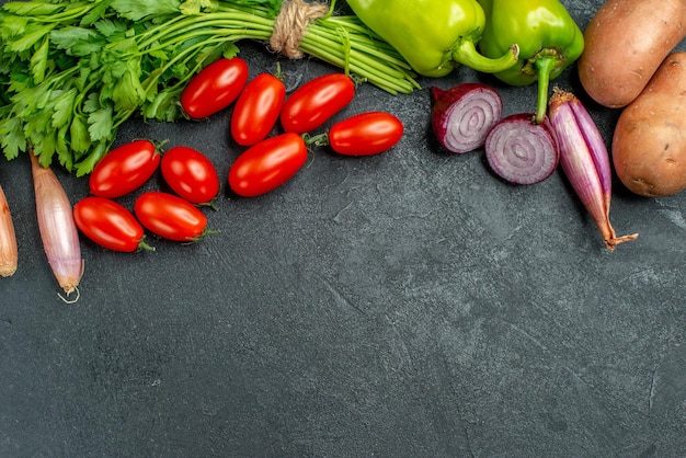 Haut de la page vue rapprochée des légumes sur fond gris-vert foncé