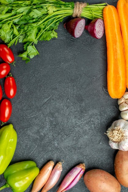 Haut de la page vue rapprochée des légumes en place sur fond gris foncé