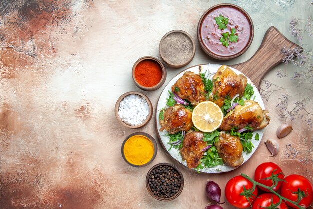 Haut de la page vue rapprochée poulet poulet aux herbes sauce tomates citron épices