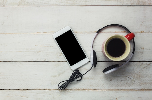 Haut-parleur et smartphone et casque avec tasse à café