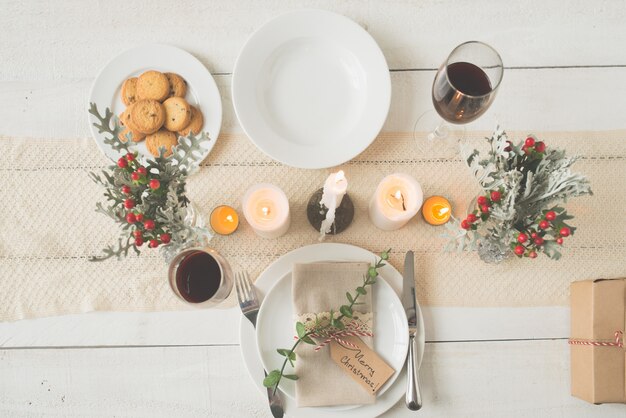 Haut plan de la table de dîner de Noël magnifiquement agencée