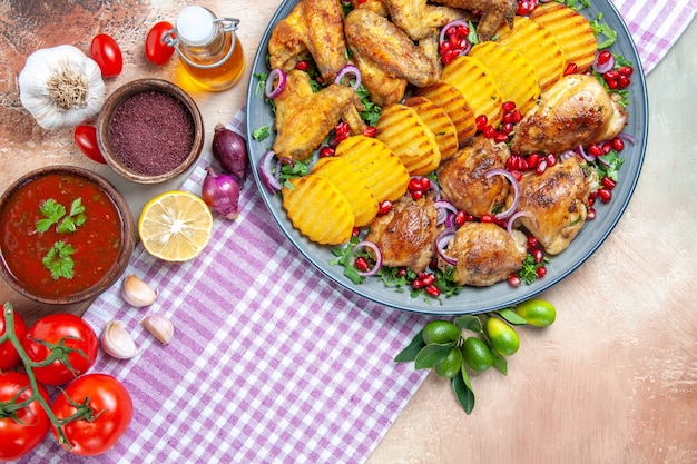 Haut plat vue rapprochée poulet avec pommes de terre sauce tomates citron épices huile ail