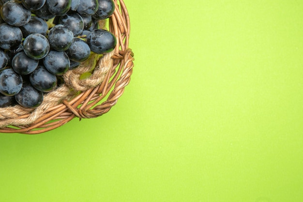 Haut vue rapprochée raisins panier brun de raisins noirs