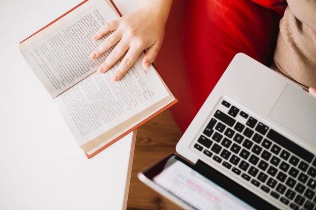 D&#39;en haut woan avec livre de lecture d&#39;ordinateur portable