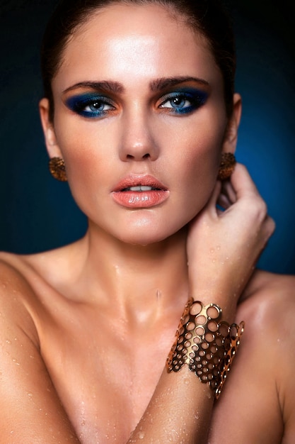 Haute couture look.glamour closeup portrait de beau sexy caucasien jeune femme modèle avec des lèvres juteuses, maquillage bleu vif, avec une peau parfaitement propre