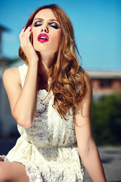 Haute couture look.glamour closeup portrait de beau sexy élégant blonde jeune femme modèle avec maquillage lumineux et lèvres roses avec une peau parfaitement propre en robe d'été blanche dans la ville