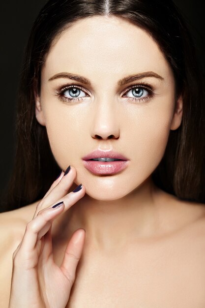 Haute couture look.glamour closeup portrait de beauté du beau modèle de jeune femme de race blanche avec maquillage nude avec une peau parfaitement propre