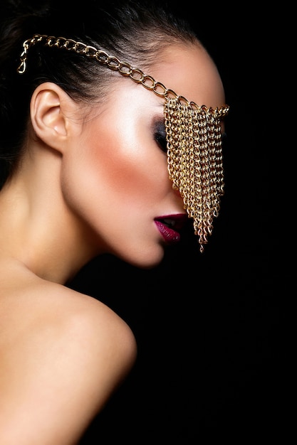 Photo gratuite haute couture look.glamour closeup portrait de belle sexy caucasien jeune femme modèle avec des lèvres colorées, maquillage lumineux, avec une peau parfaitement propre avec des bijoux sur les yeux isolé sur noir