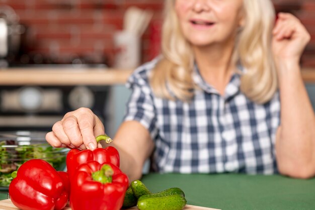 Haute Femme Cuisiner Des Aliments Sains