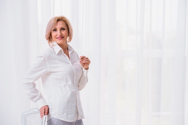 Photo gratuite haute femme regardant la caméra avec un fond blanc