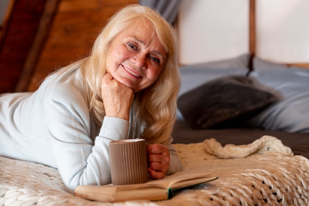 Haute femme senior couchée dans son lit