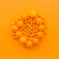 Photo gratuite haute vue angle, de, bonbons sucrés, sur, orange, surface
