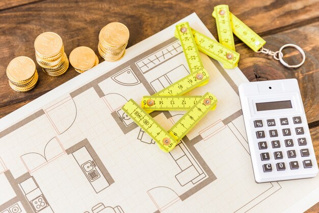 Haute vue angle, de, mesure, bande, calculatrice, empilé, pièces, et, blueprint