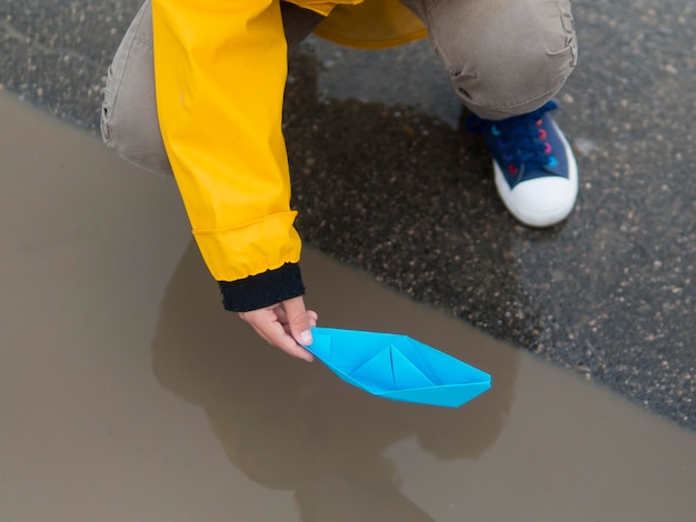 Haute vue, enfant jouer, à, plastique, bateau