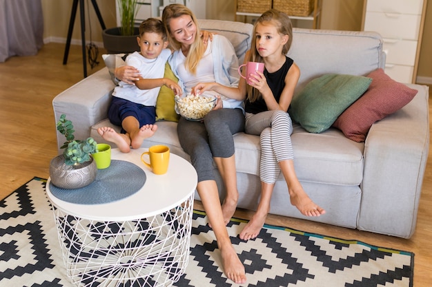 Haute vue, femme enfants, manger, pop-corn