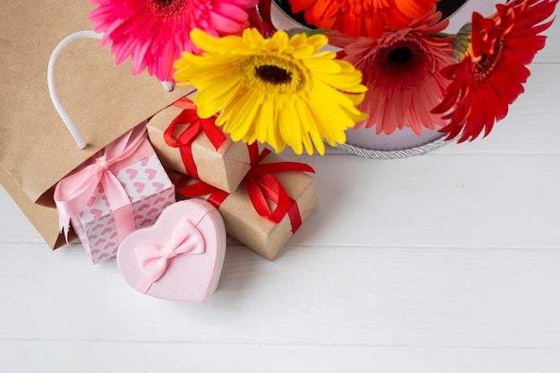 Haute vue de fleurs et cadeaux de gerbera