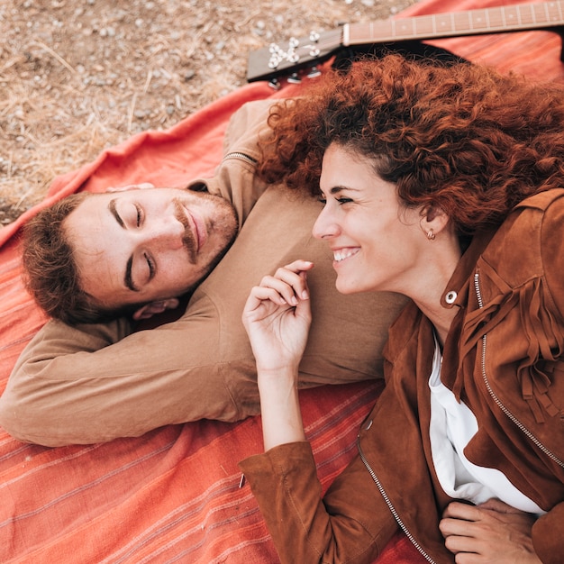 Haute vue, heureux, couple, coucher couverture