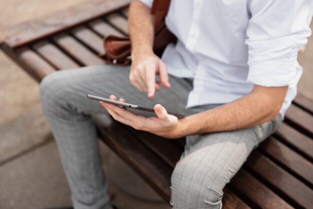 Haute vue, homme, chemise blanche, travailler, tablette