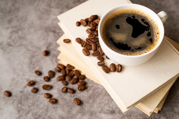 Haute vue tasse de café sur des livres