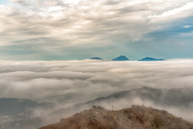 De hautes montagnes couvertes de brouillard pendant la journée