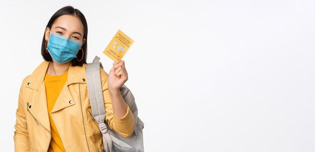 Hé, tu as un point Enthousiaste jolie fille asiatique animée sombre coupe de cheveux courte pointant caméra doigt pistolet souriant largement encourager un ami faire bouger féliciter collègue bon travail se tenir debout fond bleu