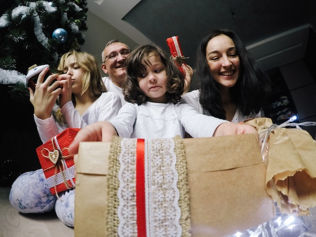 Héhé, assis sur un sol près d&#39;un sapin