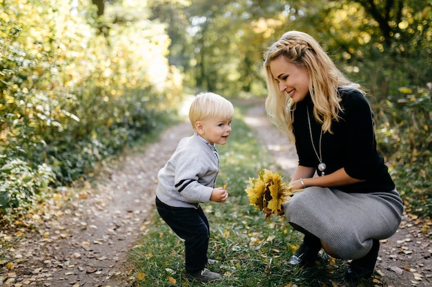 Héhé, jouant et rire dans le parc automne