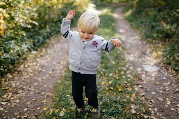 Héhé, jouant et rire dans le parc automne